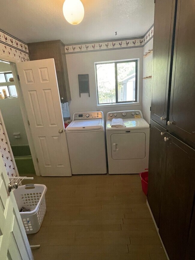 Building Photo - Quiet 4Bd 2Ba home avail. for a 3-5 month Seasonal Lease! Avail. Call and inquire today!