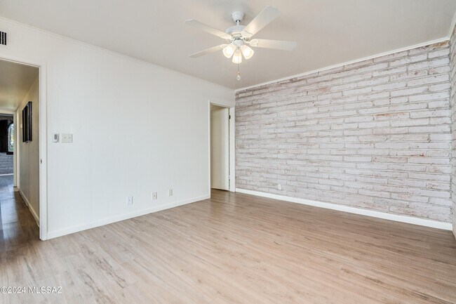 Building Photo - 667 W Las Lomitas Rd