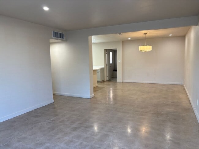 Building Photo - 3 Bedroom Brick Home