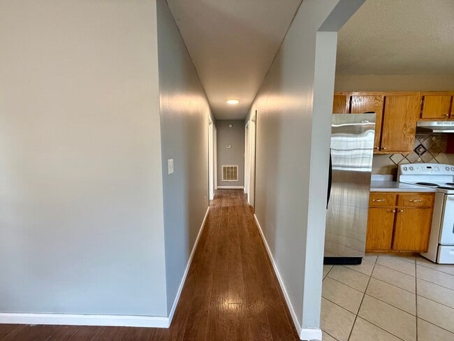 Building Photo - 3 Bedroom/1 Bathroom Home in Paragould AR - $1325/month - Section 8 Welcome!