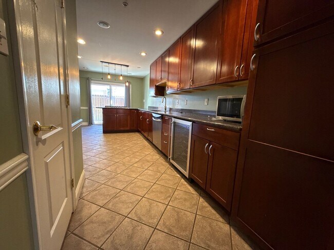 Building Photo - Spacious 4 Bedroom House In Baltimore City
