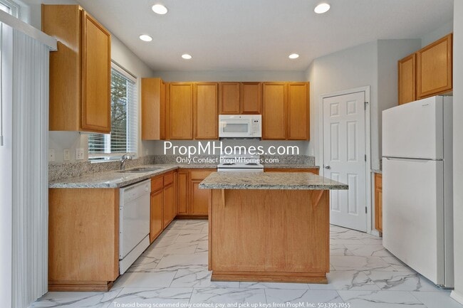 Building Photo - Three Bedroom Home in Aloha w/ Forest Like Surrounding!