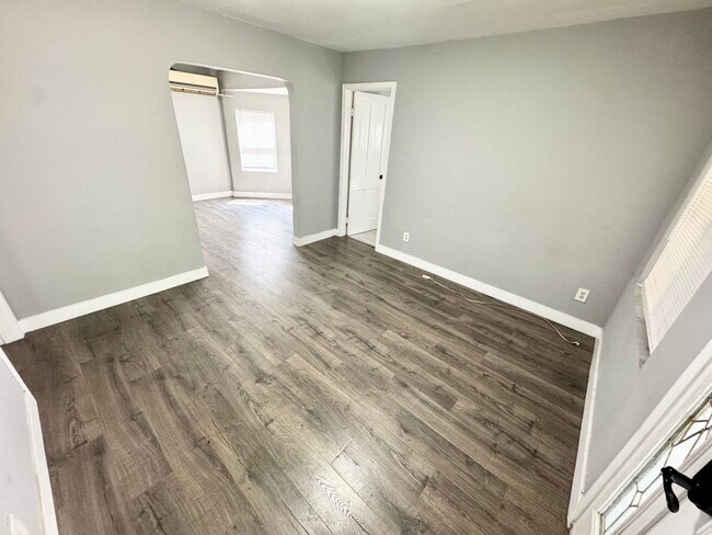 Building Photo - 2 bed 2 bath Single family home with a big...