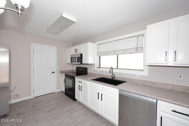 Building Photo - 3249 S Chaparral Rd