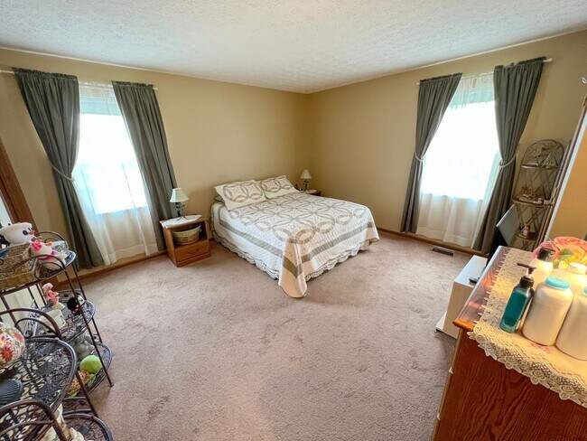 Building Photo - Stunning Rental Home in Indian Creek - Rey...