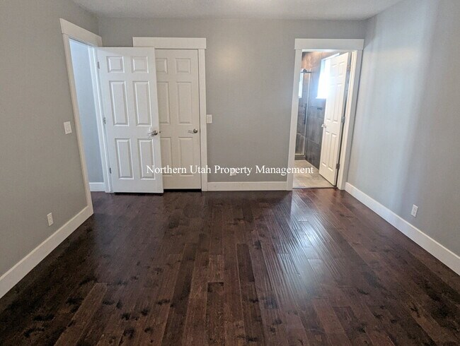 Building Photo - 6 Bed 3 Bath Home with Everything!