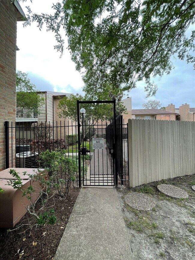 Building Photo - 2120 Wilcrest Dr