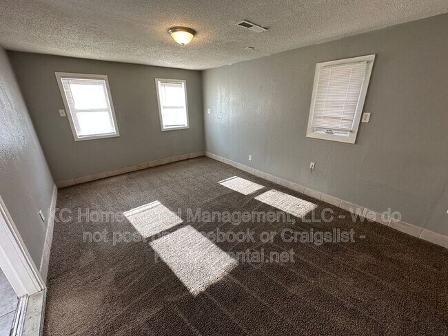 Building Photo - 8044 Wabash Ave