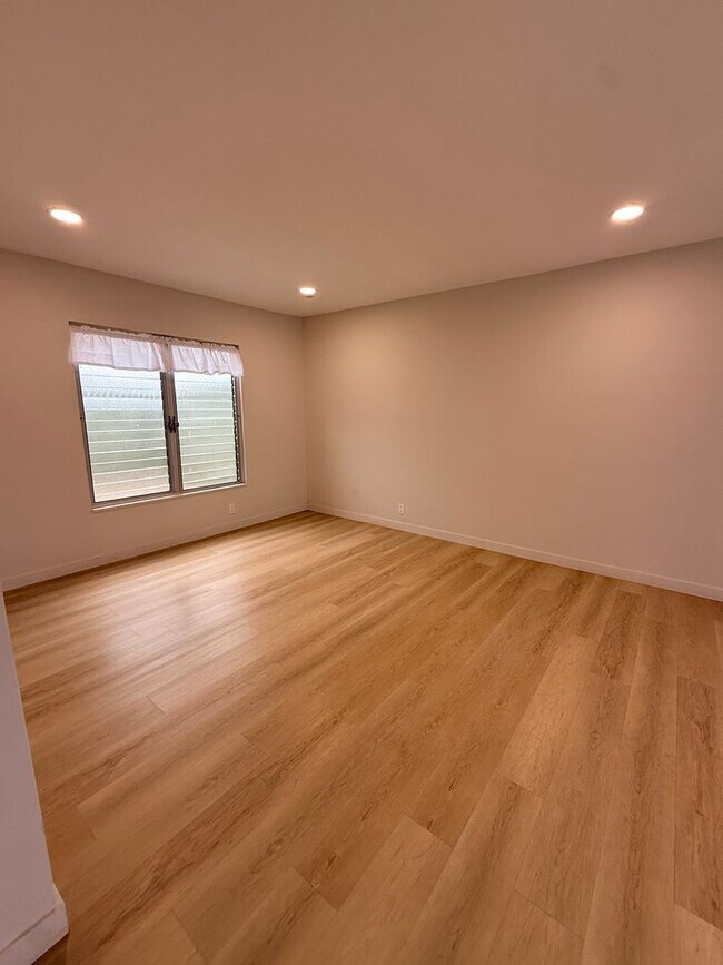 Building Photo - Remodeled 4/2/2 in Cool & Breezy Upper Makakilo Near Schools