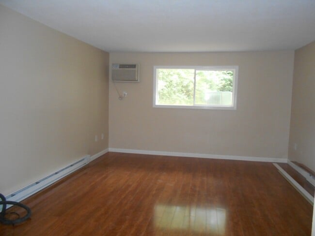 Building Photo - Londonderry Garden Condo- Available NOW!