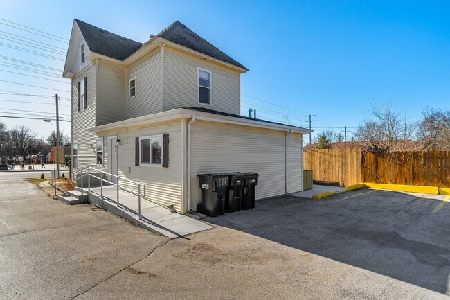 Building Photo - 433 W Grand St