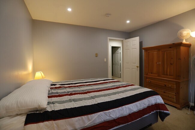 Building Photo - 2 Bed 1.5 Bath Furnished Winter Seasonal Condo in Waterville Valley! - $2400/mo