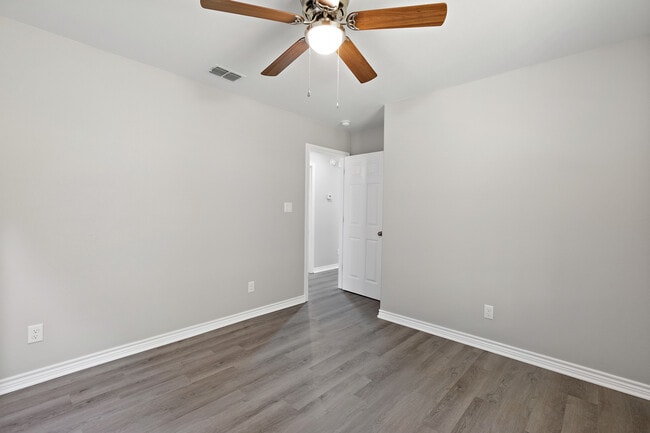 Building Photo - 216 W Starr Ave