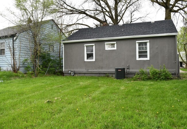 Building Photo - COMING SOON! 2 Bedroom House!!