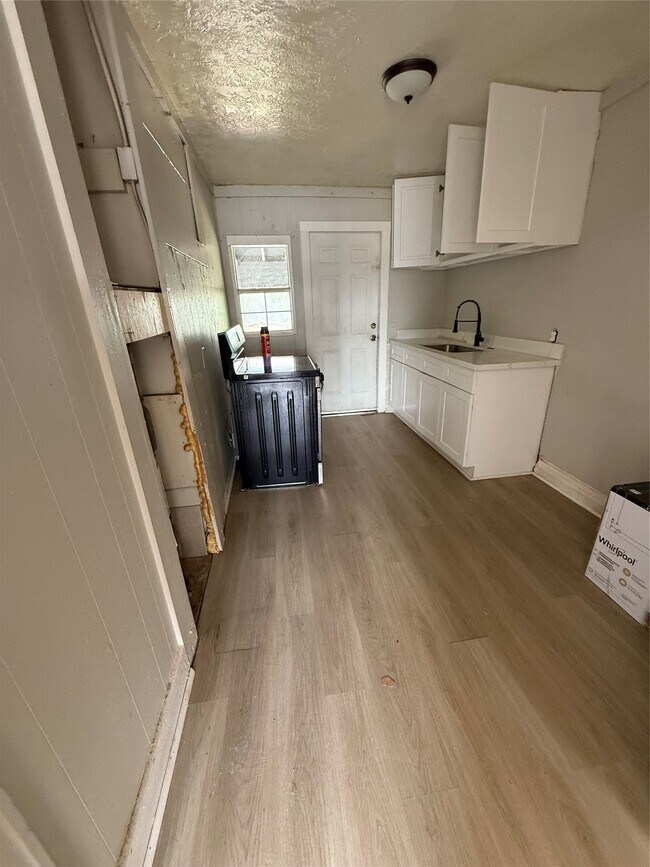 Building Photo - 126 W 6th St