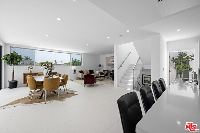 Building Photo - 621 Kings Rd