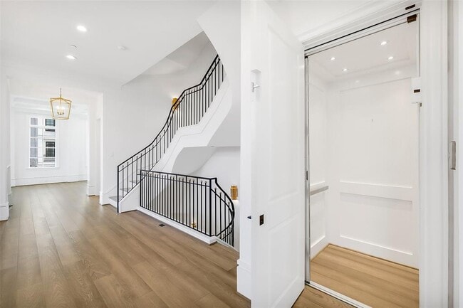 Building Photo - 39 Crain Sq Blvd