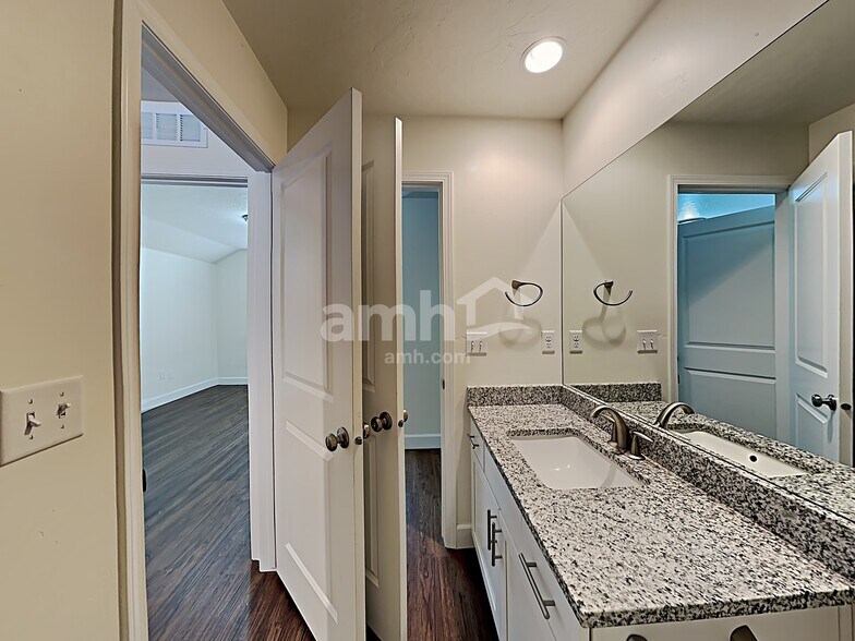 Building Photo - 280 E Sicily Dr