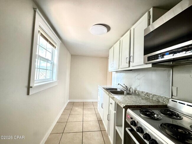 Building Photo - 106 N El Centro Blvd