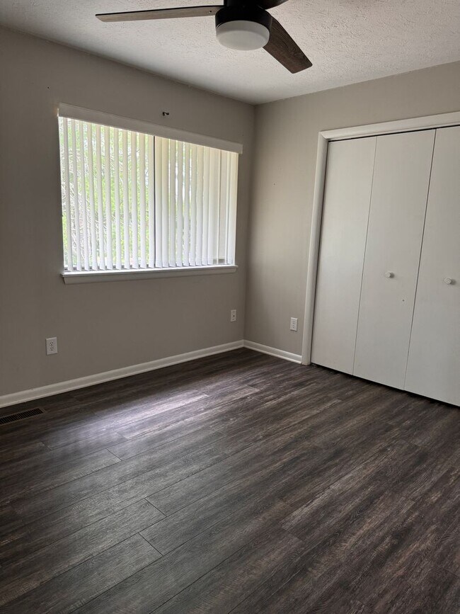 Building Photo - 2 Bedroom || 1.5 Bathroom Townhouse