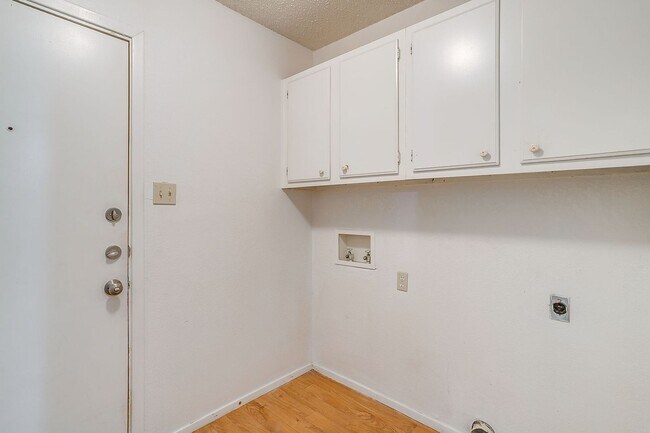 Building Photo - Spacious 4 Bed, 2 Bath Home in SW Fort Worth Ready for New Tenants- 76133