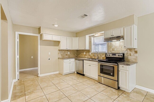 Building Photo - 15710 Sandy Hill Dr