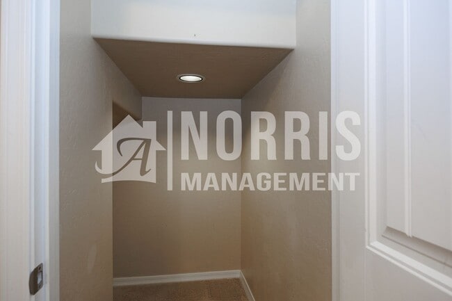 Building Photo - Beautiful Home with a POOL Service Included