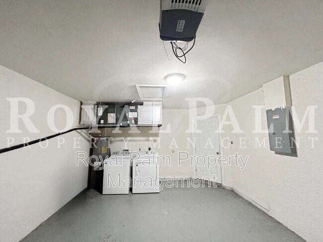 Building Photo - 111 SE 2nd Ave