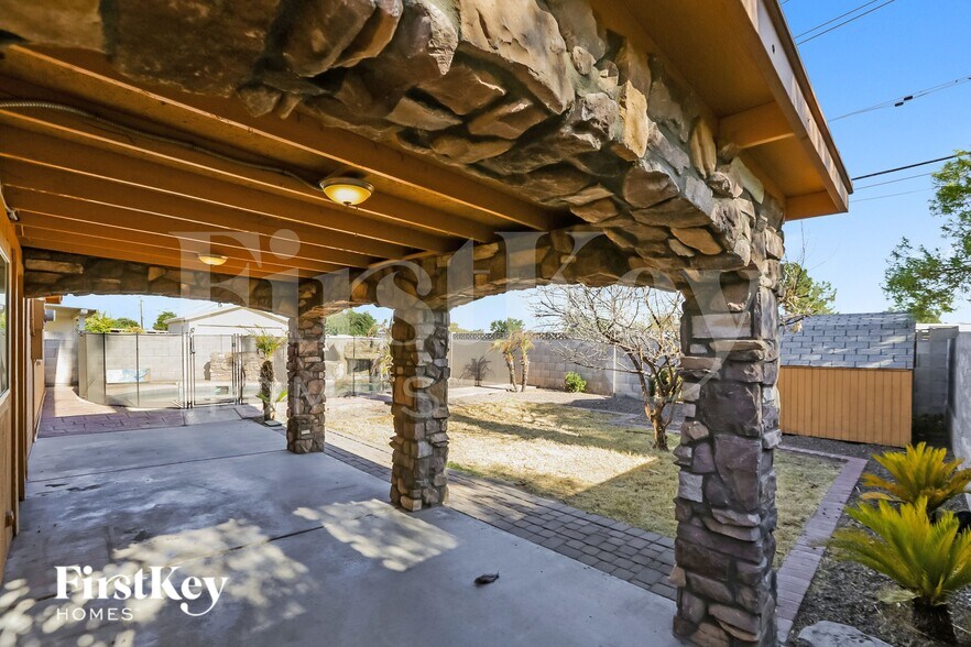 Building Photo - 2122 W Shaw Butte Dr