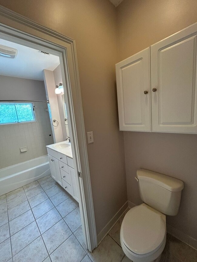 Building Photo - **FIRST MONTH RENT FREE**Charming 3 Bedroom/2 Bathroom with off street parking in Downtown Savann...