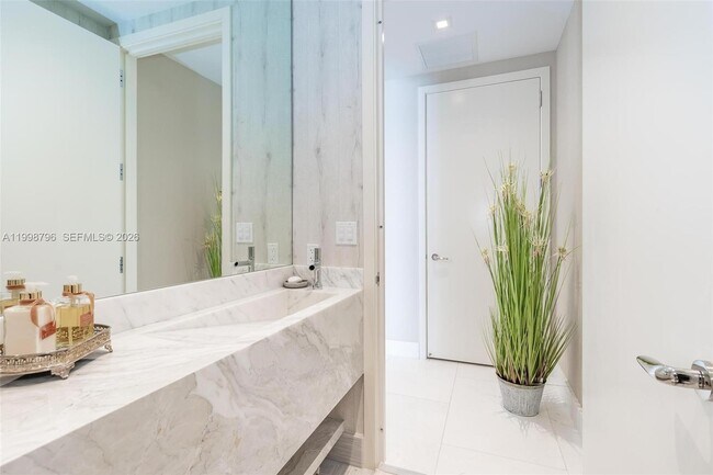 Building Photo - 16901 Collins Ave