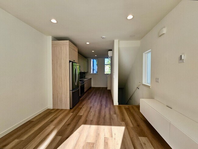 Building Photo - Experience Modern Living in the Heart of N...