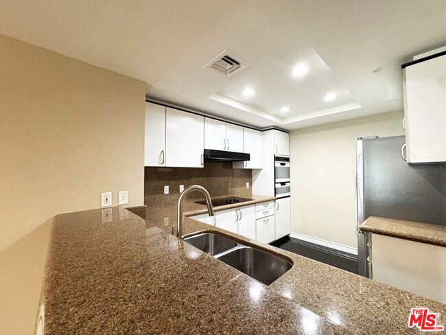 Building Photo - 10520 Wilshire Blvd