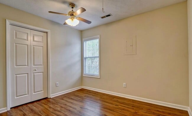 Building Photo - 3 Bedroom Home located Close To Carolina Beach