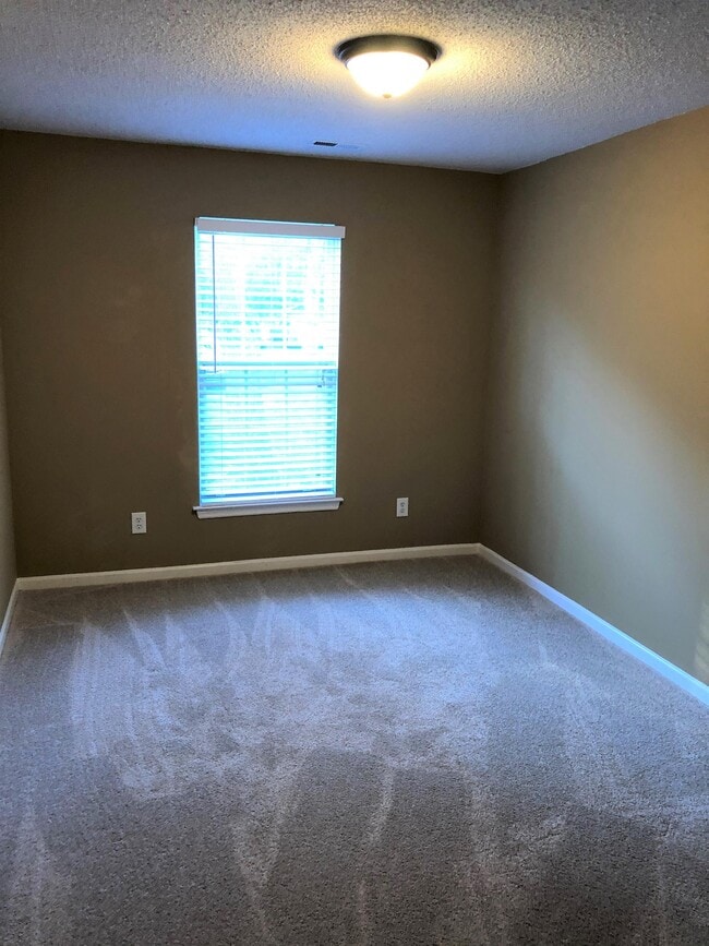 Building Photo - 19827 Henderson Rd