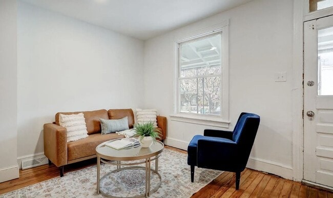 Building Photo - 4BR Lancaster Home in School District | Modern Kitchen, Hardwood Floors & Central Air!!