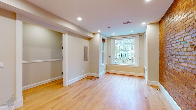 Building Photo - Renovated 2 Bedroom 2 Bath in Columbia Hei...