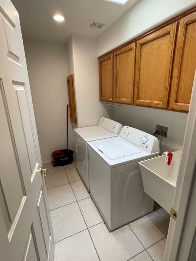 Building Photo - * Occupied* Unfurnished Long Term Pool Hom...