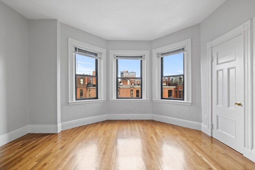 Primary Photo - 907 Boylston St