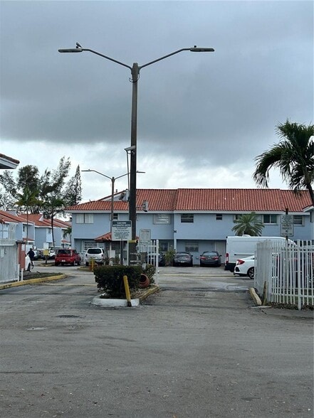 Building Photo - 550 SW 115th Ave