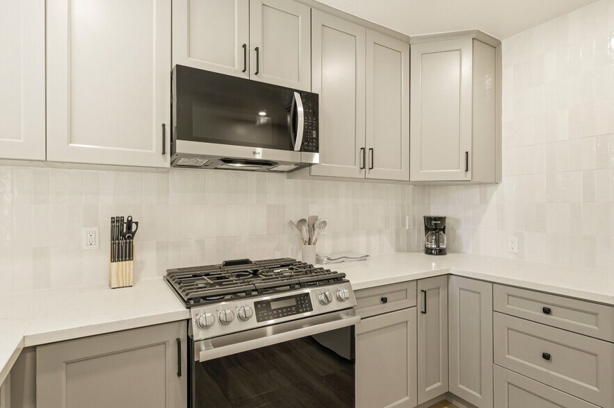 Building Photo - 1382 Grove Ave