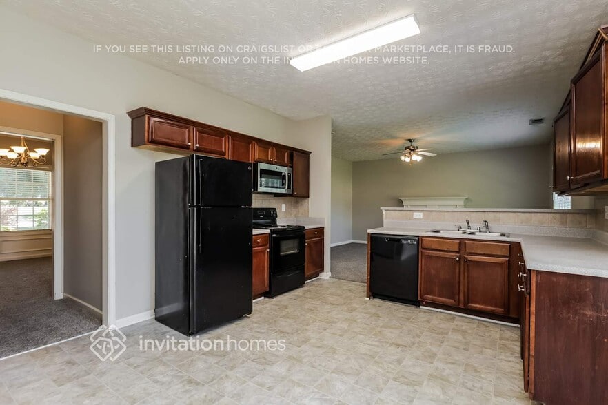 Building Photo - 333 Interlake