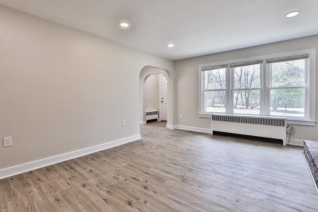 Building Photo - 139 Greeley St