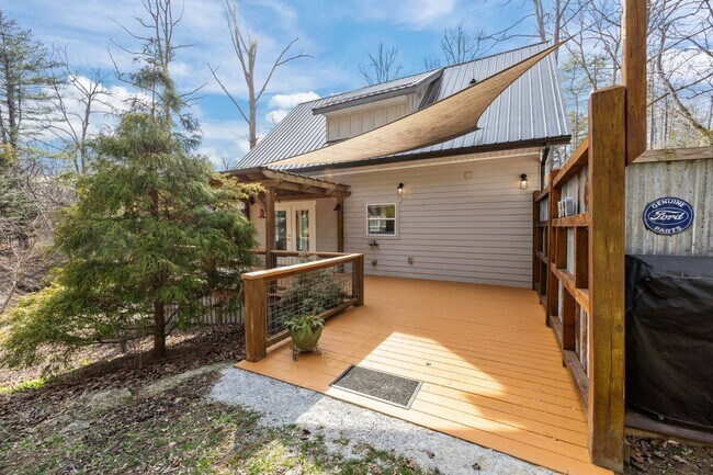 Building Photo - 251 Landwood Ln