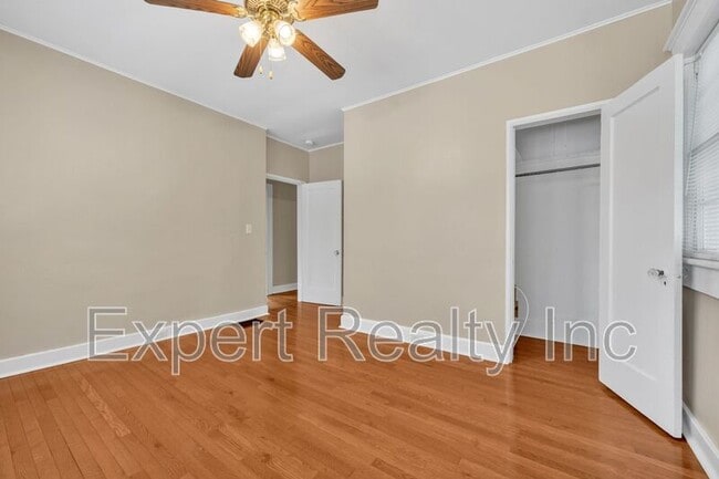 Building Photo - 1542 Somerset Dr