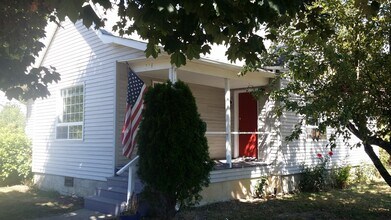 Building Photo - 3-Bedroom House on Large Corner Lot in Newberg   Lease is for 1 Year Only   Showings Start 5/27