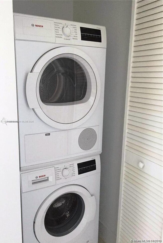 Building Photo - 9940 W Bay Harbor Dr