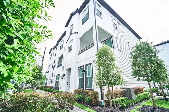 Building Photo - 2802 Grand Fountains Dr