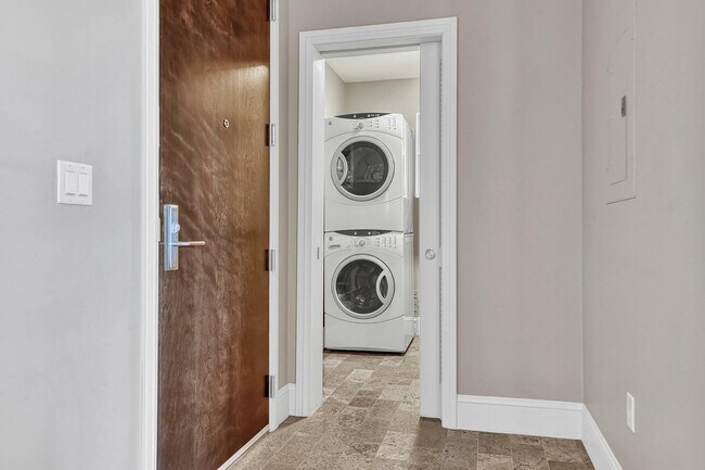 Building Photo - 5455 Landmark Pl