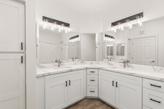 Building Photo - "Spacious, Sophisticated, Modern 3BR, 2BA Condo in the heart of downtown
